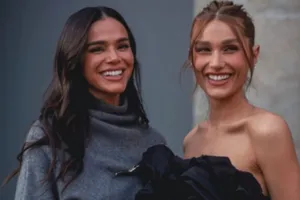 Bruna Marquezine e Sasha: entenda iniciais em sandálias no Carnaval