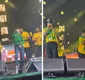 
                  Sheila Mello mete dança em palco de Léo Santana e se derrete com filha