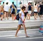 
                  Andréa Beltrão surge de muletas em Copacabana após cirurgia; FOTOS