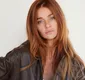 
                  Solteira, Cintia Dicker faz topless em fotos e web reage; VEJA