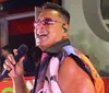 Show de Xanddy em Milão é encerrado após temporal derrubar palco