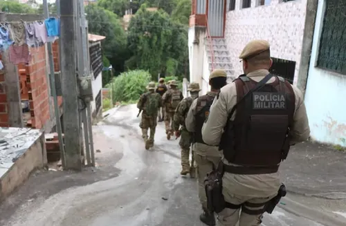 
				
					Dois homens morrem após troca de tiros com policiais em Salvador
				
				