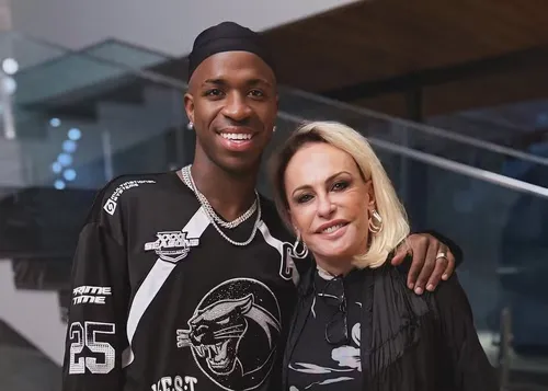 
				
					Ana Maria Braga cai no choro em retorno ao 'Mais Você'; veja vídeo
				
				