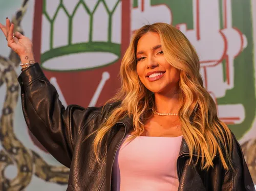 
					Virginia recebe 'chuva' de críticas ao sambar em festa: 'Que mico'
				
				
