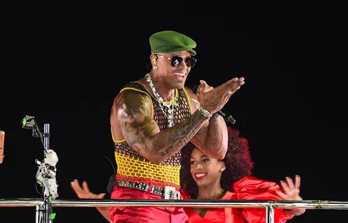 
					Léo Santana enlouquece foliões com novo visual no 1º dia de Carnaval
				
				