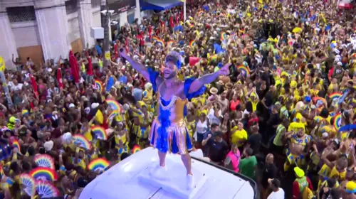 
					Ivete Sangalo é vista em momento íntimo com ex-marido e filhas; FOTO
				
				