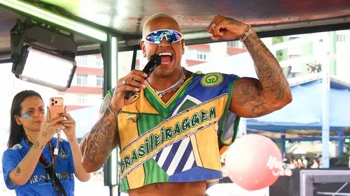 
					Marcelo Britto aposta no 'pagodão' para exportar a Bahia após se tornar um dos 50 profissionais mais influentes da música
				
				