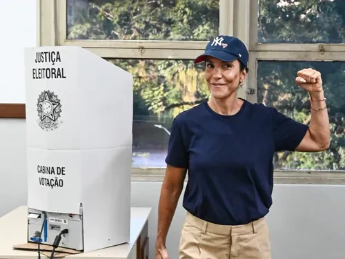 
					Famosos votam no 2º turno das Eleições 2026; FOTOS
				
				