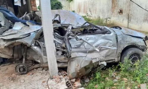 
				
					Batida em muro mata 3 e deixa carro irreconhecível na Bahia
				
				