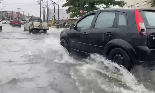 
				
					Chuvas causam alagamentos e queda de muro em Salvador
				
				