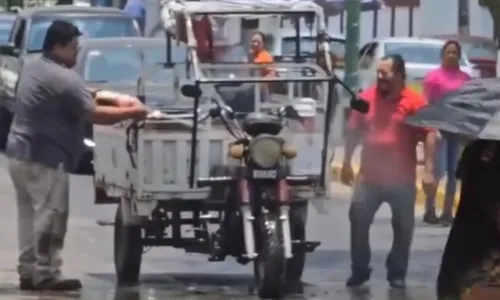 
				
					Coca-Cola é usada para apagar incêndio no México; assista vídeo
				
				