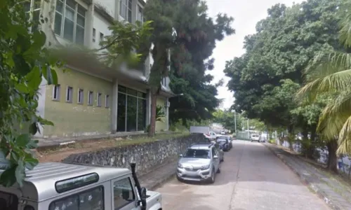 
				
					Menina de 3 anos morre após cair do 7º andar de prédio em Salvador
				
				