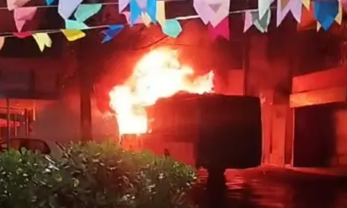 
				
					Ônibus é incendiado no bairro de São Marcos; vídeo mostra chamas
				
				