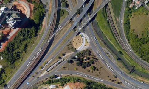 
				
					Retorno é bloqueado na Avenida Bonocô para realização de obra
				
				