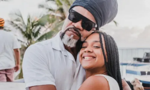 
				
					Carlinhos Brown comemora 15 anos da filha, neta de Chico Buarque
				
				