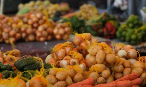 
				
					Cesta básica acumula alta de 13,51% em Salvador nos últimos 6 meses
				
				