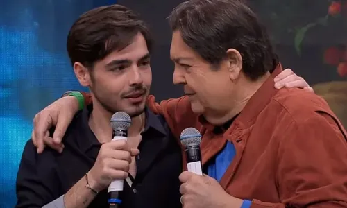 
					Filho de Faustão posa aos beijos com nova namorada na Bahia
				
				
