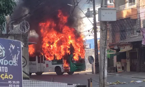 
				
					Ônibus é incendiado na Estrada das Barreiras; circulação é suspensa
				
				