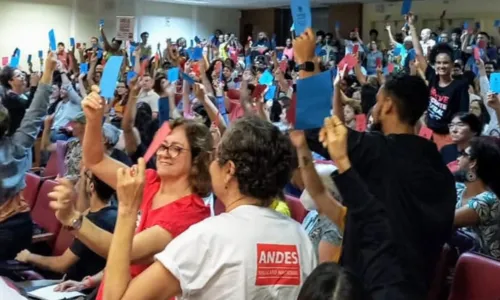 
				
					Professores da Ufba mantêm greve após assembleia em Salvador
				
				