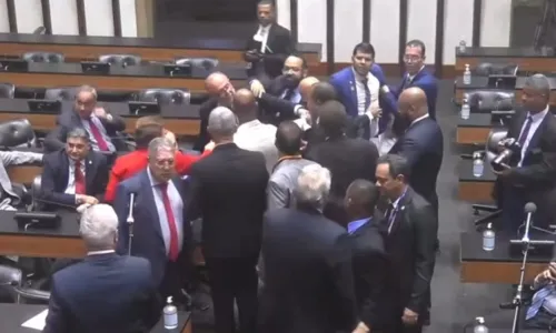 
				
					Sessão da Alba para após confusão generalizada e empurrões; veja vídeo
				
				