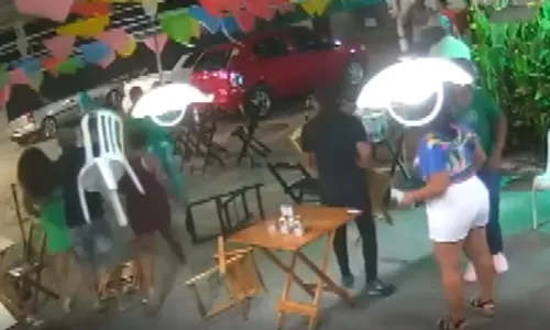 
				
					Vídeo: dono de bar é esfaqueado por cliente após discussão na Bahia
				
				