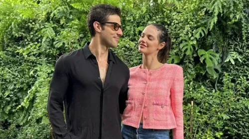 
				
					Chay Suede mostra a terceira filha com Laura Neiva; veja 1ª foto
				
				