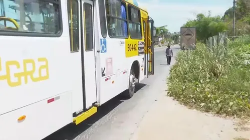 
				
					Suspeito de assalto em ônibus é baleado por passageiro em Salvador
				
				