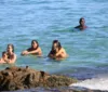 Alice Wegmann e Francisco Gil curtem praia no Rio de Janeiro