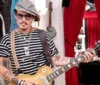 Johnny Depp é encontrado desacordado e banda cancela shows