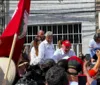 Multidão acompanha e ovaciona Lula durante desfile no 2 de Julho