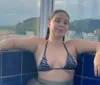 Musa do OnlyFans diz sofrer 'perseguição' após usar biquíni em prédio