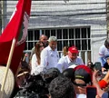 Multidão acompanha e ovaciona Lula durante desfile no 2 de Julho