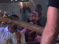 Bell Marques canta com sósia durante passagem na Micareta de Feira