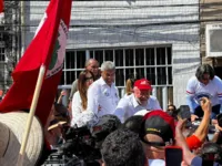 Multidão acompanha e ovaciona Lula durante desfile no 2 de Julho