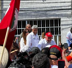 Multidão acompanha e ovaciona Lula durante desfile no 2 de Julho