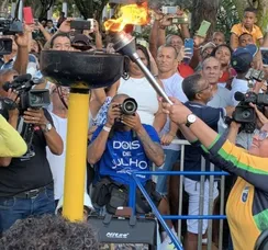 Paratleta acende pira com fogo simbólico e encerra desfile ao 2 de Julho