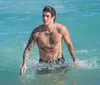 Ex-BBB Gabriel Fop curte praia no Rio e 'volume' chama atenção