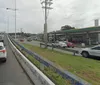 Motorista perde controle, bate em poste e estrutura interdita parte da Avenida ACM
