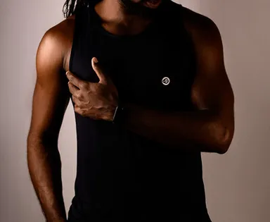 Grife Ogiva lança coleção inspirada no verão em evento para convidados