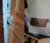 Homem invade casa e tenta matar atual namorado da ex com machadinha