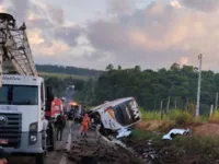 Acidente envolvendo ônibus de turismo deixa nove mortos na Bahia