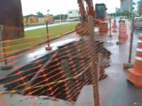 Cratera e árvores caídas: chuva em Salvador afeta trânsito da cidade