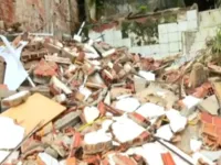 Imóvel desaba em bairro de Salvador e causa danos em casas vizinhas