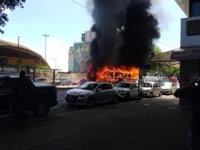 Ônibus pega fogo no bairro do Comércio após pane elétrica