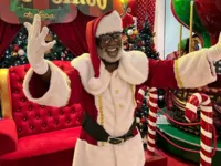 Papai Noel negro presenteia crianças com representatividade na Bahia