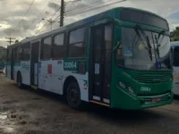 Suspeitos vestidos com uniforme de empresa assaltam ônibus em Salvador
