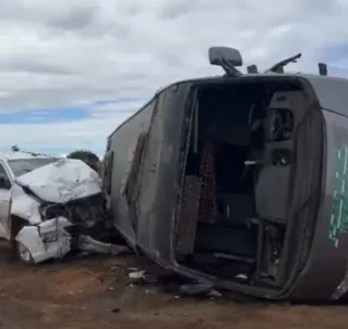 Acidente entre micro-ônibus e caminhonete deixa 20 feridos na Bahia