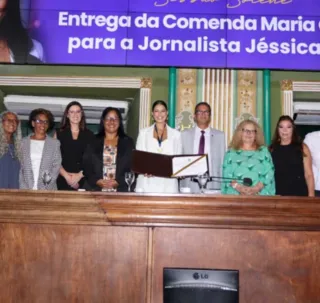 Jéssica Senra recebe comenda Maria Quitéria em sessão na Câmara; FOTOS