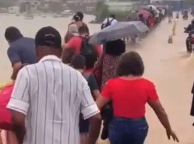 Chuvas alagam Terminal de Bom Despacho e passageiros caminham na água