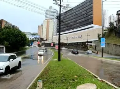 Forte chuva atinge Salvador e deixa pontos de alagamento na cidade